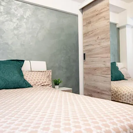 Old City Apartment With Fountain& City Views 2 Balconeys *