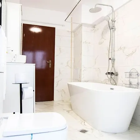 Old City Apartment With Fountain& City Views 2 Balconeys *